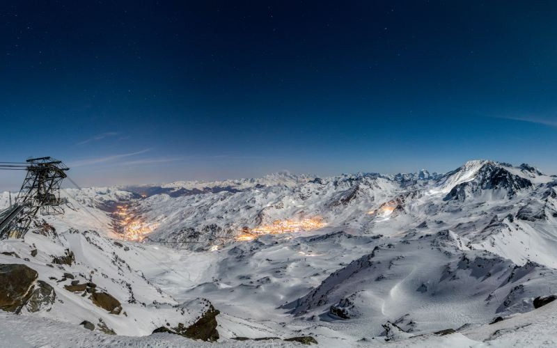 esquiar alpes franceses noche