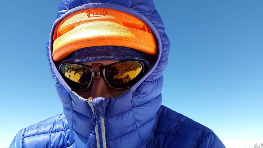 Hombre feliz usa gafas de sol pasando el fin de semana en la estación de  esquí concepto de vacaciones de invierno