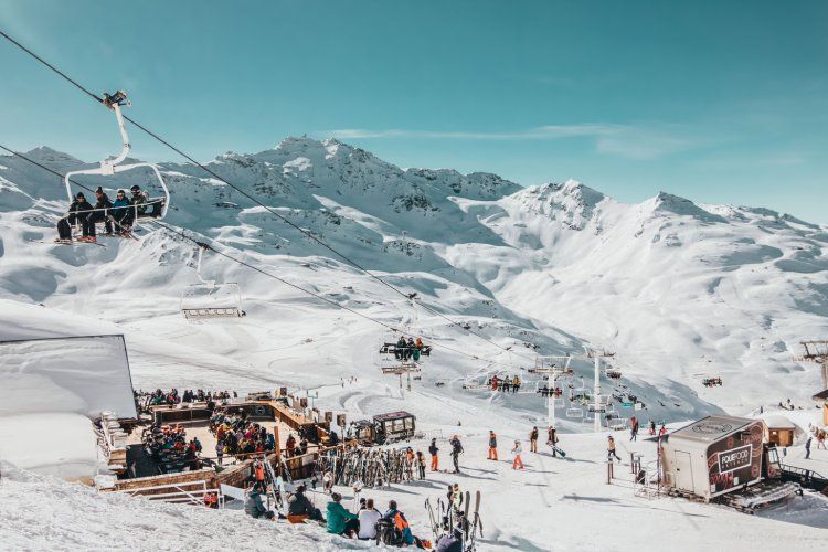 Dans les Alpes, la folie du ski se poursuit tout schuss